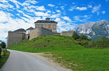 Trautenfels slot for foden af Grimming bjerget i byen Trautenfels i Enns dalen, Østrig