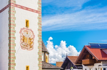 Tæt på kirketårnet i landsbyen Mutters i Tyrol, Østrig