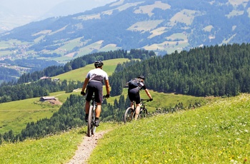 På mountainbike tæt på St. Johann i Tyrol, Østrig