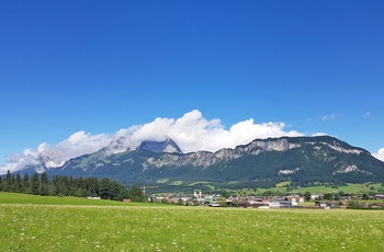 St. Johann og Wild Kaiser bjergene i baggrunden i Tyrol, Østrig