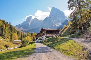 Grusvej mod Wild Kaiser bjergene i Tyrol, Østrig