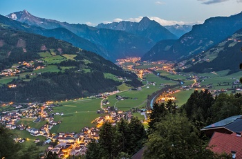 Udsigt om aftenen til Zell am Ziller i Tyrol, Østrig