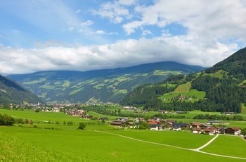 Grønne bjerge og Zell am Ziller i Tyrol, Østrig