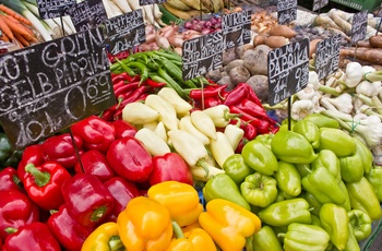 Frugt- og grønt stand på Naschmarkt i Wien, Østrig