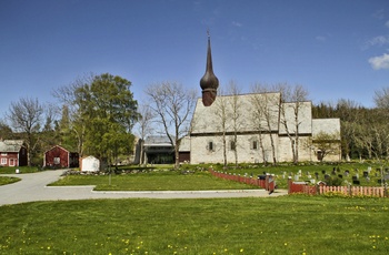 Alstahaug kirke ved Petter Dass Museet, Norge - Foto Tore Schøning Olsen VisitNordnorge