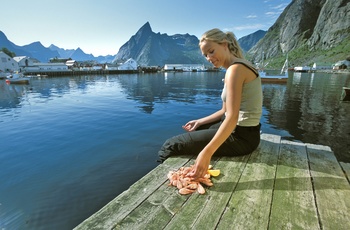 Rejer på kajkanten i Reine, Lofoten i Norge - Foto Terje Rakke NordicLife Nordnorge.com