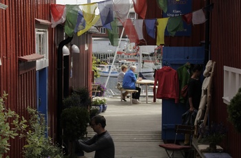 Atmosfæren i Henningsvær Foto Tore Schøning Olsen Nordnorge.com