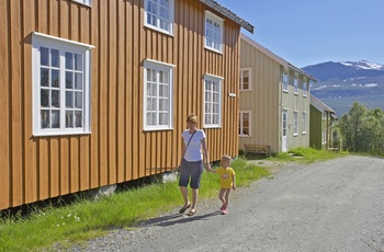 Gamle huse i Hella ved Rystraumen - Foto Baard Løken VisitNordnorge