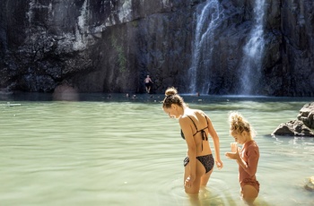 Mor og datter ved Cedar Creek Falls i nærheden af Conway National Park, Queensland - Foto og copyright: Tourism and Events Queensland