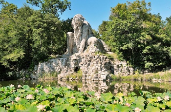 Statuen af Colosso dell Appennino i Villa Demidoff park nær Firenze i Toscana
