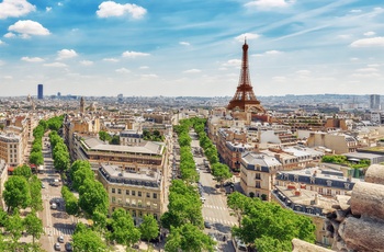 Eiffeltårnet tårner over Paris' tage