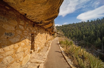 De forhistoriske bosætninger i Walnut Canyon, Arizona USA