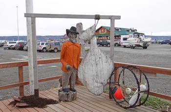 Træstatue af fisker med helleflynder i kystbyen Homer, Alaska