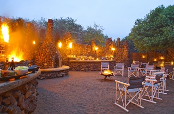 Udendørs middag på Phinda Mountain Lodge