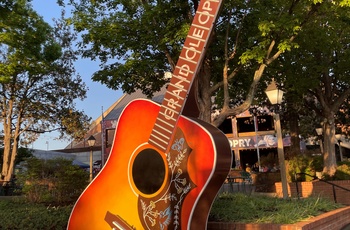 Kæmpe guitar uden for Grand Ole Opry House i Nashville