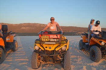 Mette Majbritt på ATV tur  solnedgang nær Coral Bay, WA