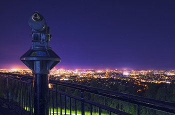 Udsigt fra Mount Coot-tha Lookout om aftenen, Brisbane i Queensland