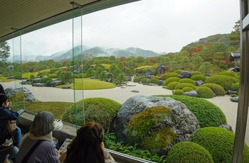 Besøgende i Adachi Museum of Art beundrer den japanske have - Japan - Foto: Yosuke Ota, Unsplash