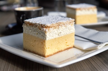 Kremšnita eller flødekage, traditionel dessert lavet af butterdej, fløde og vaniljecreme - specialitet i Bled, Slovenien