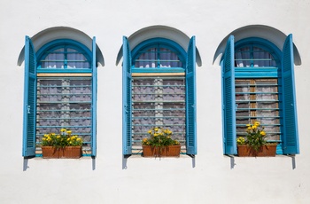 Vinduer på Agios Nikolaos - det flydende kloster i Porto Lagos - Grækenland