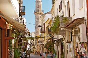 Hyggelig gade med Ahmet Aga minaret i Chania på Kreta