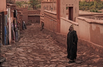 Smal gade i Ait Ben Haddou - ikoniske lerby mellem Atlasbjergene og ørkenen i Marokko - Foto: Rigel, Unsplash