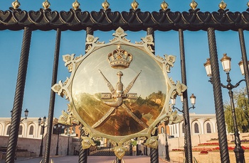 Låge og skjold foran Al Alam Palace i Muscat - Oman