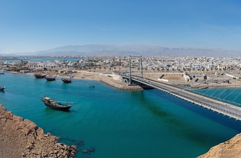 Al Ayja-broen og kystbyen Sur i Oman