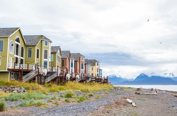 Huse på stribe i kystbyen Homer, Alaska
