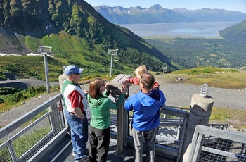 Udsigt fra Mt Alyeska observationsdæk mod byen Gridwood og floden Turnagain Arm - Alaska