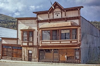 Gammelt hus fra guldgraverdagene i Whitehorse i Yukon - Alaska