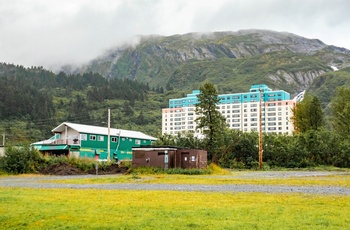 Bygningen kaldet Begich Towers, hvor de fleste bord i havnebyen Whittier, Alaska