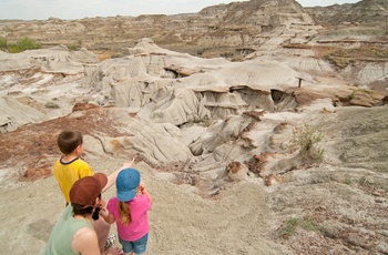 Familie i Dinosaur Provincial Park - Alberta i Canada