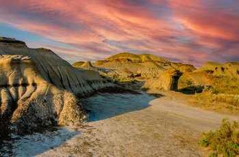 Solnedgang i Dinosaur Provincial Park - Alberta i Canada