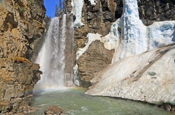 Vandfald og sne ved Johnston Canyon i Banff National Park, Alberta i Canada