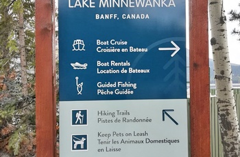 Skilt om Lake Minnewanka i Banff NationalPark, Alberta i Canada