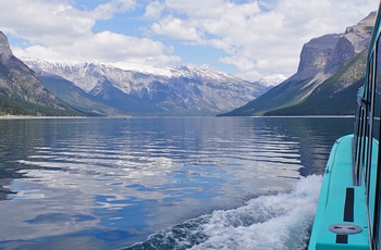 Sejltur på Lake Minnewanka i Banff NationalPark, Alberta i Canada