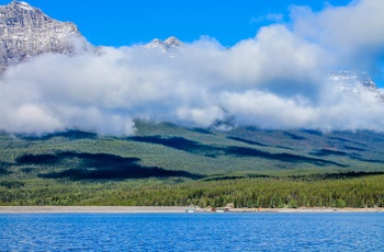 Skovklædte skråninger ved Lake Minnewanka i Banff NationalPark, Alberta i Canada