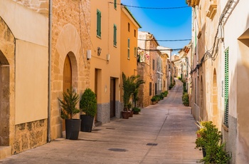 Alcudia, Mallorca, Spanien - gade i den gamle by