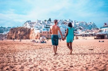 Ungt par på stranden i Albufeira - Algarve og det sydlige Portugal