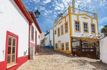 Small, brostensbelagt gade i Alvor - Algarve og det sydlige Portugal