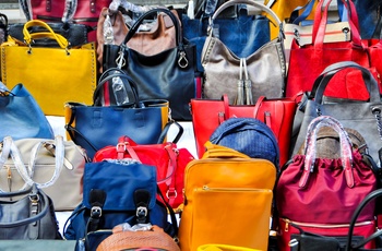 Farverige tasker på marked i Spanien