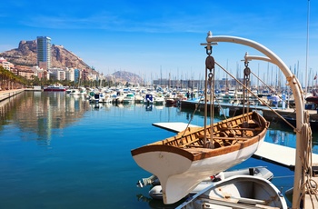 Havnen med Santa Barbara borgen i baggrunden i Alicante