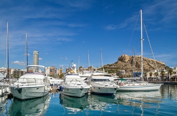 Havnen med Santa Barbara borgen i baggrunden i Alicante