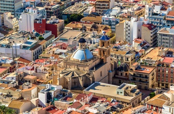 Luftfoto af San Nicolás katedralen i Alicante