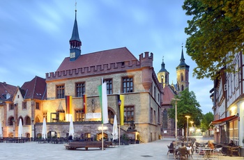 Alte Rathaus og St. Johannis Kirche i Göttingen