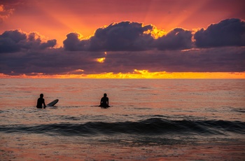 Surfere nyder solnedgangen - Spanien