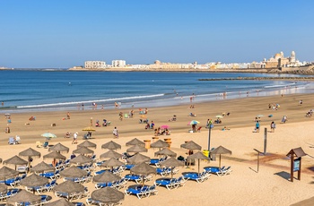 Strand med udsigt til Cadiz, Andalusien