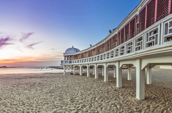 Den gamle mole på stranden i Cadiz, Andalusien