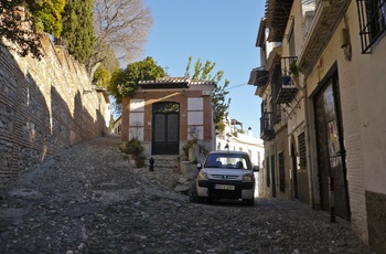 Stejle gade ved Alhambra, Granada i Andalusien